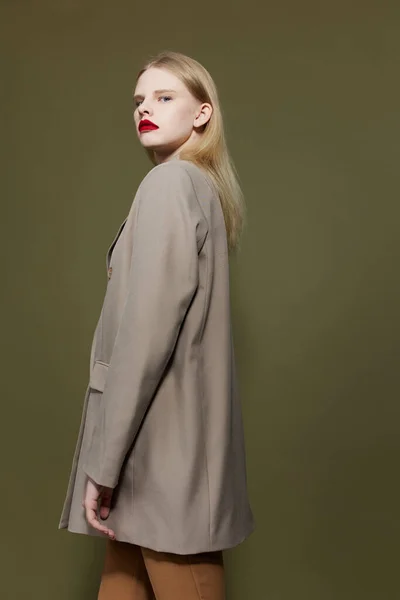 Fashionable woman with red lips coat bright makeup isolated background — Fotografia de Stock