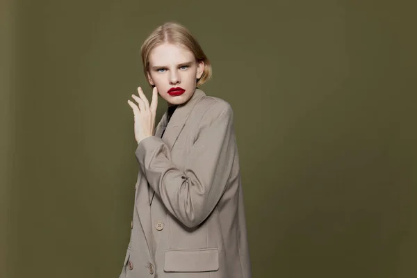 Блондинка в пальто червоні губи мода ізольований фон — стокове фото