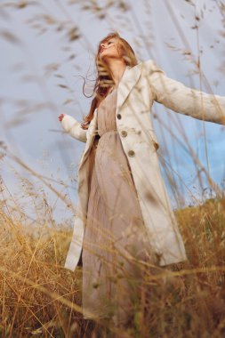 Kadın tarım doğası sonbahar mevsimi konseptini eker