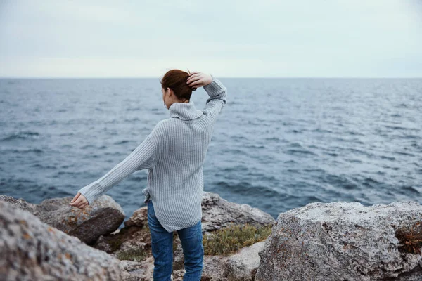 Woman sweaters cloudy sea admiring nature Lifestyle back view — стоковое фото