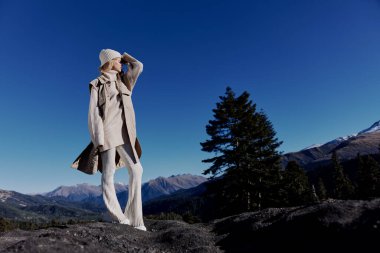 Genç kadın sonbahar stili dağlara seyahat ediyor. Orman doğası dinleniyor.