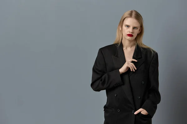 Bonita mujer mano gesto negro chaqueta maquillaje estilo de vida posando — Foto de Stock