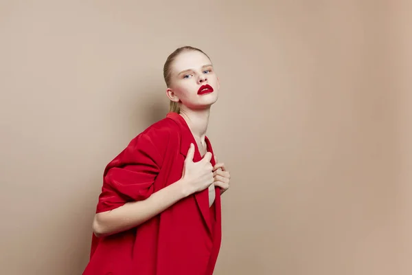 Moda mujer cosméticos labios rojos moda estilo de vida posando — Foto de Stock