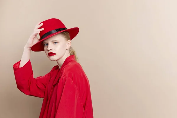 Mujer de moda labios rojos chaqueta de moda cosméticos Estilo de vida posando — Foto de Stock