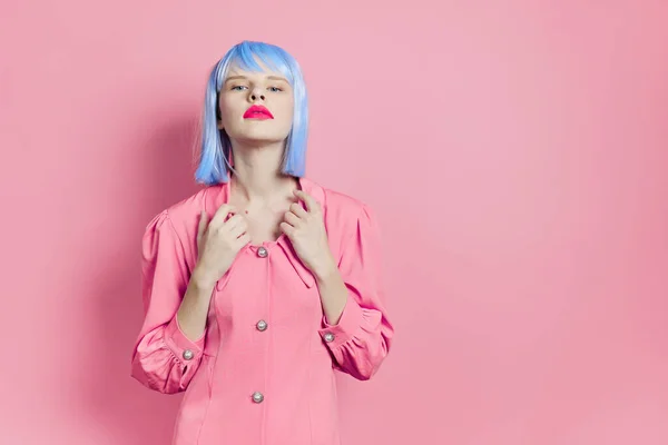 Λαμπερή γυναίκα φοράει μπλε περούκα μακιγιάζ ροζ φόντο — Φωτογραφία Αρχείου