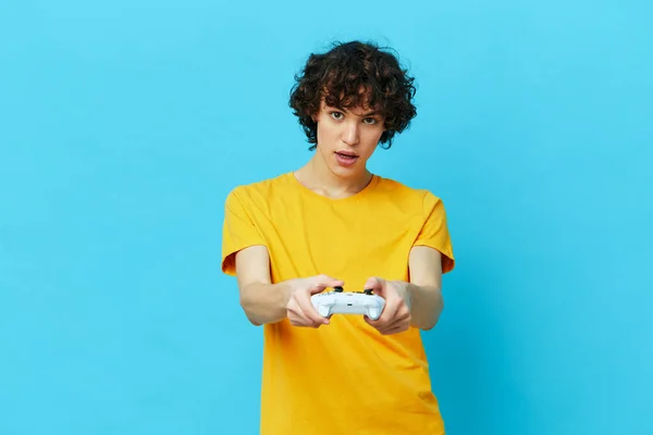 Player sarı tişörtü ile joystick video oyunları yaşam tarzı eğlence — Stok fotoğraf