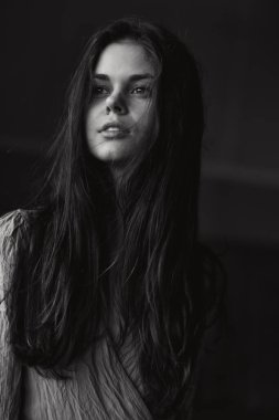 Kadın saç stili lüks moda pozu siyah beyaz fotoğraf