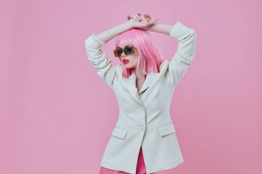 Beyaz ceketli pozitif genç kadın pembe saçlı Glamor Kozmetik pembe arka planı değiştirilmemiş