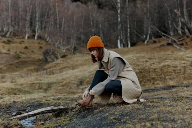 Sonbahar kıyafetleri içinde bir kadın portresi. Doğa ağaçları rahatlamak için seyahat eder.
