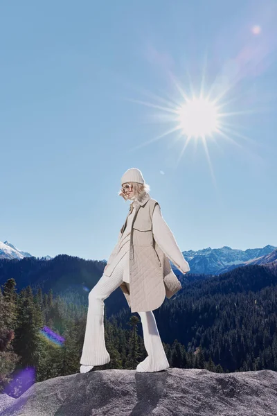 Stylowa kobieta moda okulary góra szczyt natura wolność krajobraz — Zdjęcie stockowe