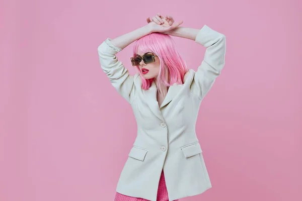 Pozitív fiatal nő fehér blézer rózsaszín haj Glamor Kozmetikumok rózsaszín háttér változatlan — Stock Fotó