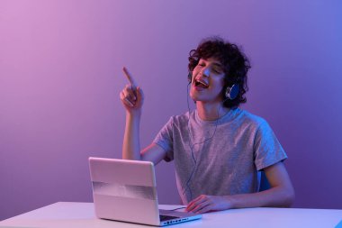 curly guy online games positive fun Internet Lifestyle technology