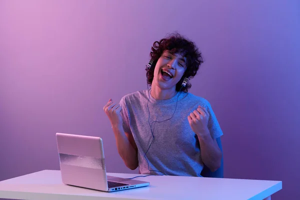 Guy online games positive fun Internet violet background — 图库照片