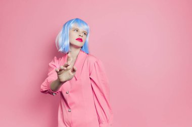 Mavi peruklu, pembe elbiseli, kırmızı dudaklı bir kadının portresi.