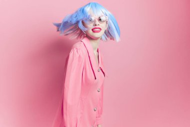 Güzel bir kadın parlak makyaj moda güneş gözlüğü pembe arka plan
