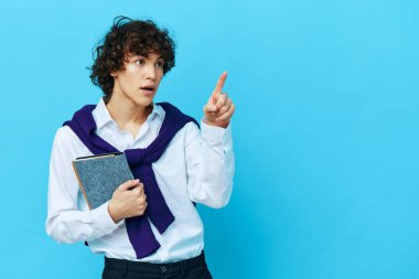 Kolej ceketi giyen bir adam yaşam tarzı okulu öğreniyor.