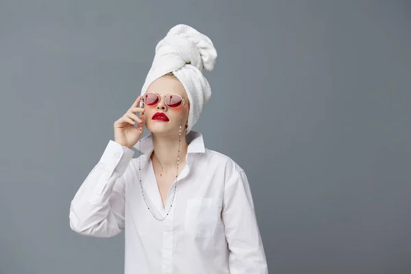 Retrato de una mujer gafas de sol rojas cosméticos con toalla en la cabeza Estilo de vida posando — Foto de Stock