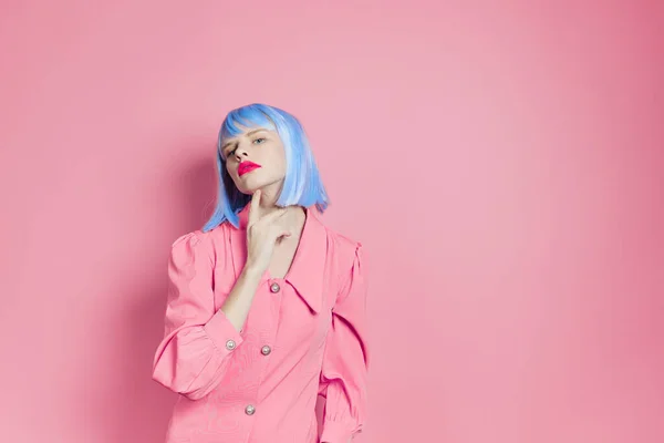 青いウィッグのピンクのドレスの女性の肖像 — ストック写真