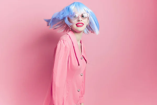 可愛い女性明るいメイクファッションサングラスピンクの背景 — ストック写真