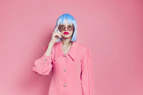 女性の肖像画明るいメイクファッションサングラスピンクの背景 — ストック写真