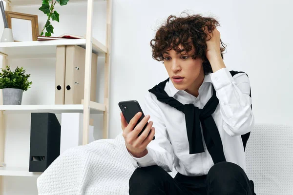 Adolescente sentado em um sofá branco smartphone Lifestyle tecnologia — Fotografia de Stock