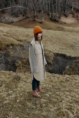 Sonbahar kıyafetleri içinde bir kadının portresi. Doğa ağaçları hayat tarzını gezer.