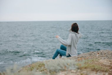 Bir kadının portresi plaj turizmi bulutlu hava taşlı sahil yaşam tarzı