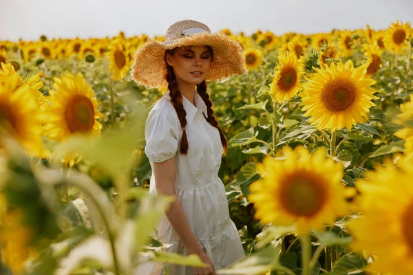 Женский портрет в поле подсолнухов стиль жизни сельской местности — стоковое фото