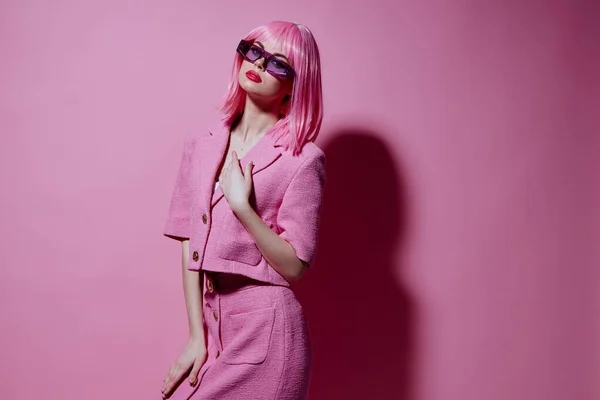 Όμορφο μοντέρνο κορίτσι ροζ κοστούμι γυαλιά ηλίου ποζάροντας Studio Μοντέλο αμετάβλητη — Φωτογραφία Αρχείου