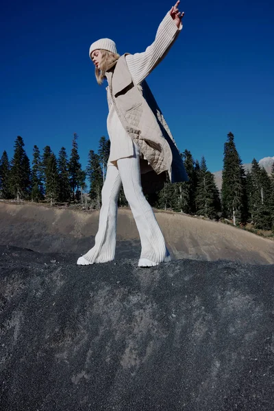 Turysta w jesiennych ubraniach stoi na skalnym krajobrazie błękitne niebo krajobraz — Zdjęcie stockowe