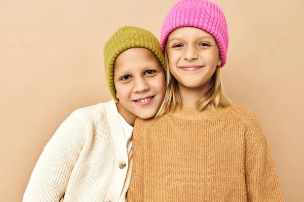 Menino e menina diversão juventude elegante-roupas infância isolado fundo — Fotografia de Stock