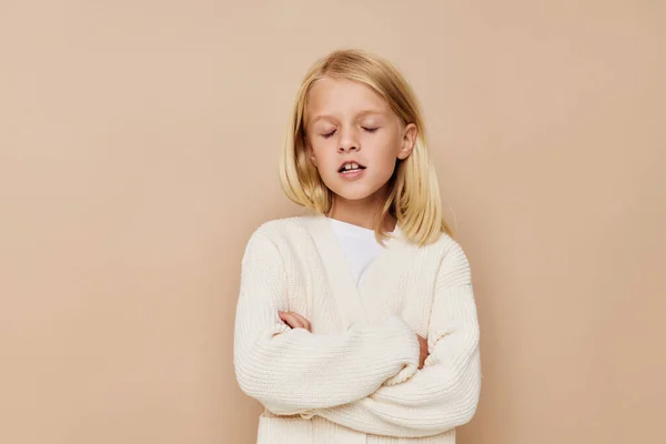 Маленькая милая девочка в свитере, гримасы обрезанный вид — стоковое фото
