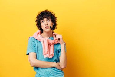 Adam elinde kalemle düşünüyor Yaşam tarzı eğitimi