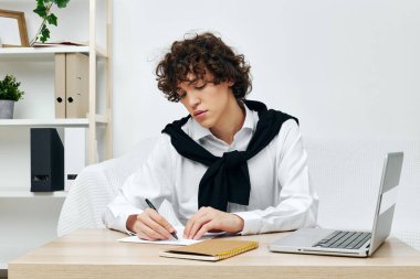 Adam internette laptop öğreniyor. Ev içi yaşam tarzı teknolojisi.