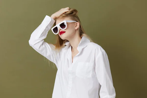Fashionable woman red lips fashion glasses studio model unaltered — Stok fotoğraf