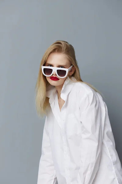 Pretty woman red lips fashion glasses studio model unaltered — Stok fotoğraf