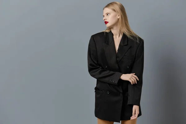Glamorous woman fashion makeup in black jacket studio model unaltered — Stockfoto