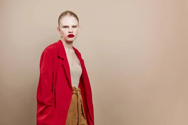 Maquiagem mulher na moda em fundo bege jaqueta vermelha — Fotografia de Stock