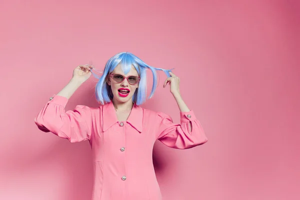 Glamorous woman in sunglasses wears a blue wig makeup isolated background — Φωτογραφία Αρχείου