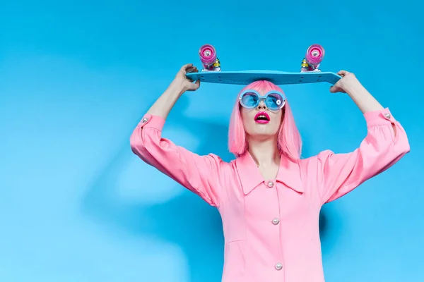 Mujer glamorosa en gafas de sol lleva una peluca rosa modelo de estudio inalterado —  Fotos de Stock