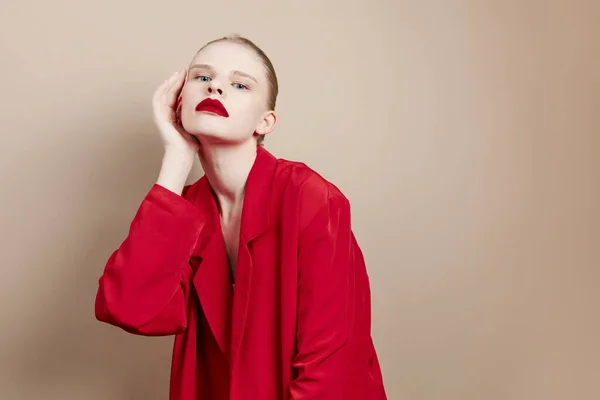 Mulher lábios vermelhos casaco de moda modelo de estúdio inalterado — Fotografia de Stock
