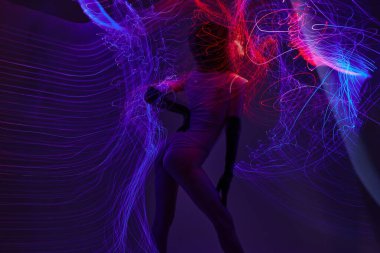 Güzel kadın neon çizgileri model cazibe renk arkaplanı değiştirilmemiş