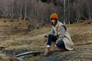 Sonbahar elbiseli kadın doğa ağaçları rahatça dolaşır.