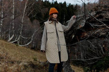 Yapraksız turist ağaçları, temiz hava tarzıyla seyahat eder.