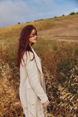 Kadınlar tarlada sonsuz tarlalarda yürür