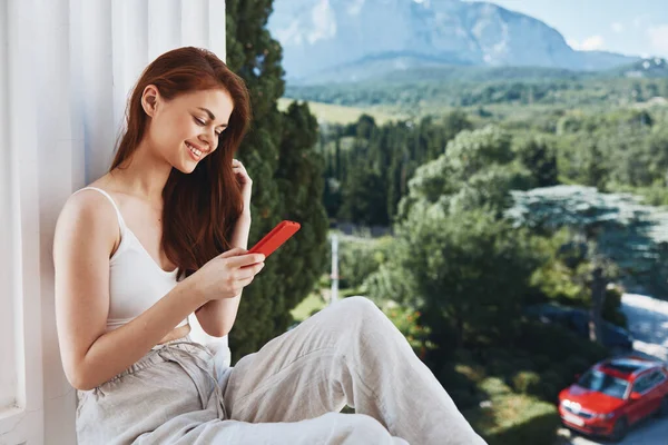 Portrait of gorgeous woman with a red phone Terrace outdoor luxury landscape leisure Mountain View — Stock Photo, Image