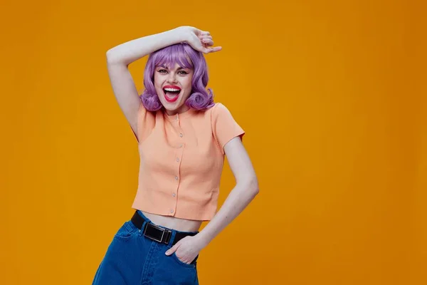 美容ファッション女性波紫色の髪の感情楽しい黄色の背景変更なし — ストック写真