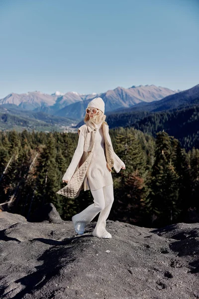 Młoda kobieta natura jesień styl podróż w góry krajobraz — Zdjęcie stockowe