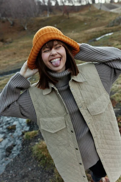 Portrait of a woman in an orange hat nature autumn relaxation — Φωτογραφία Αρχείου