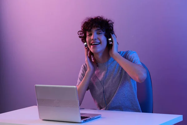 Man in headphones in front of laptop entertainment isolated background — 스톡 사진